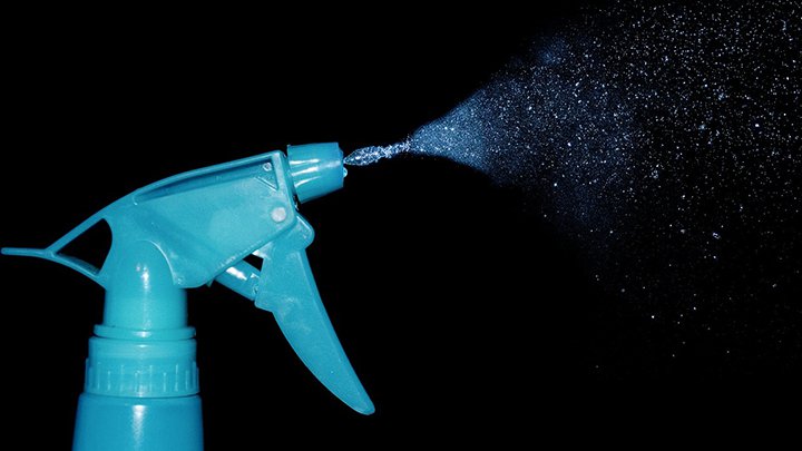 The all-purpose, streak-free cleaning spray you can make yourself!